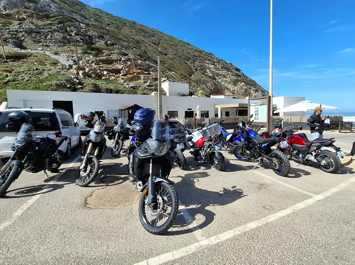 Almoço na Praia da Adraga, com as motas estacionadas junto à costa