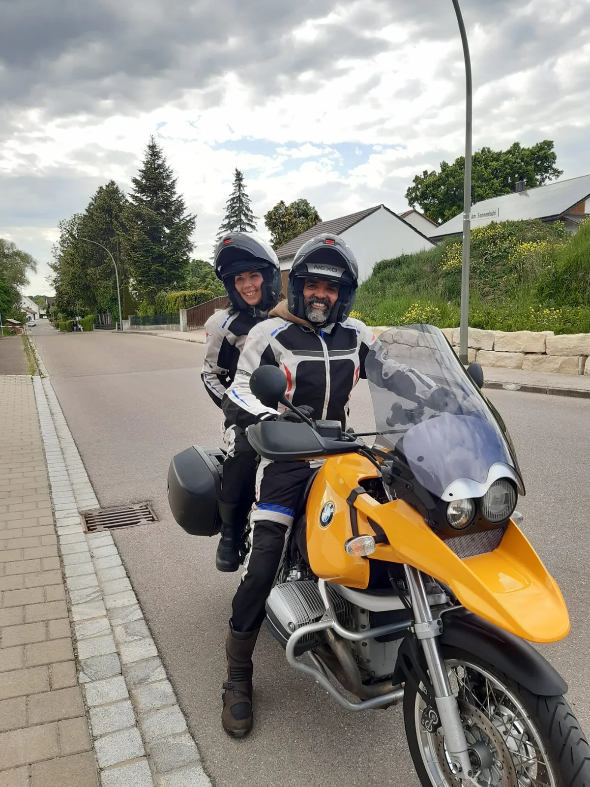 Casal sorridente numa BMW GS 1150 amarela
