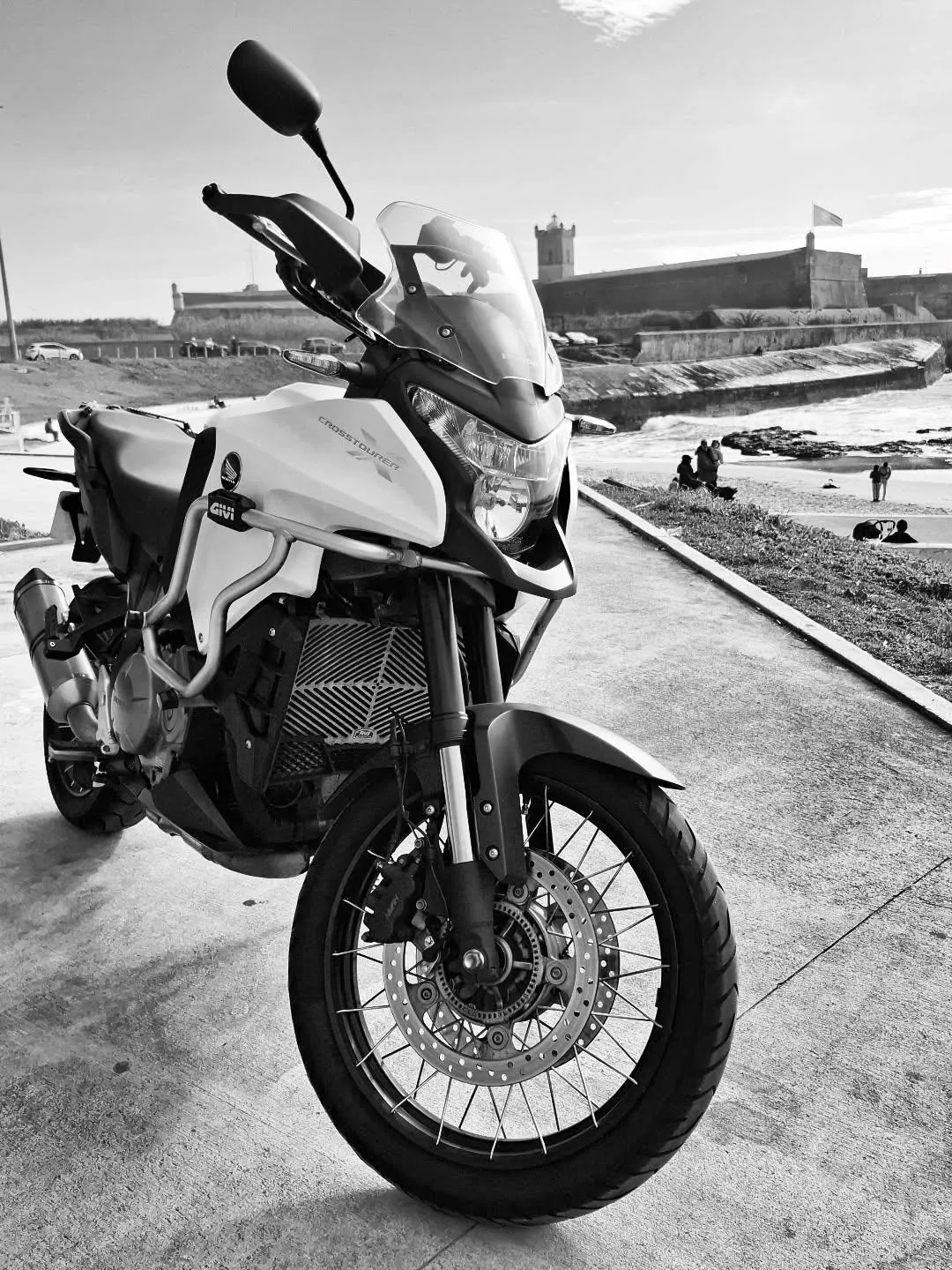 Honda Crosstourer junto ao forte, a preto e branco