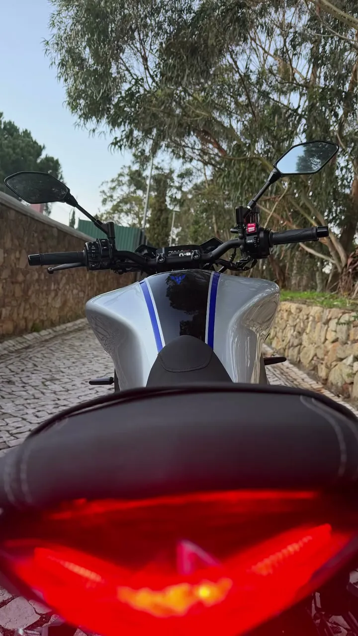 Guiador e depósito de uma Yamaha MT-09 vistos de trás