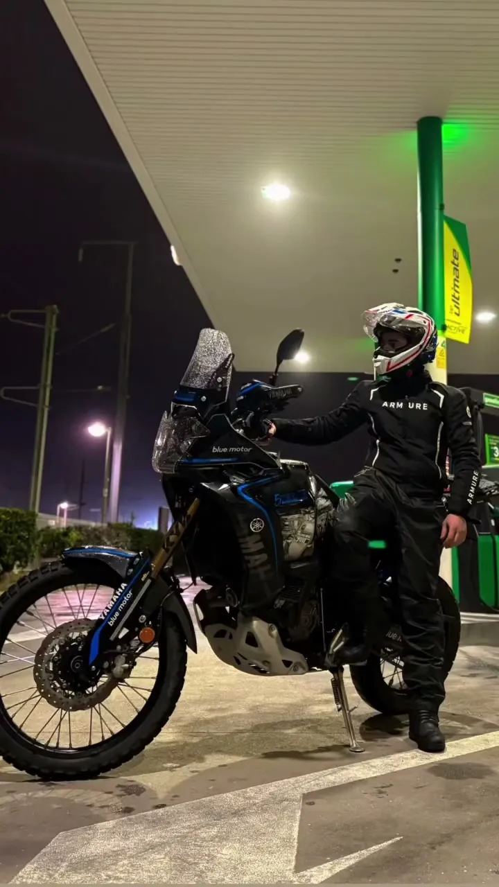 Yamaha Ténéré numa bomba de gasolina, de noite