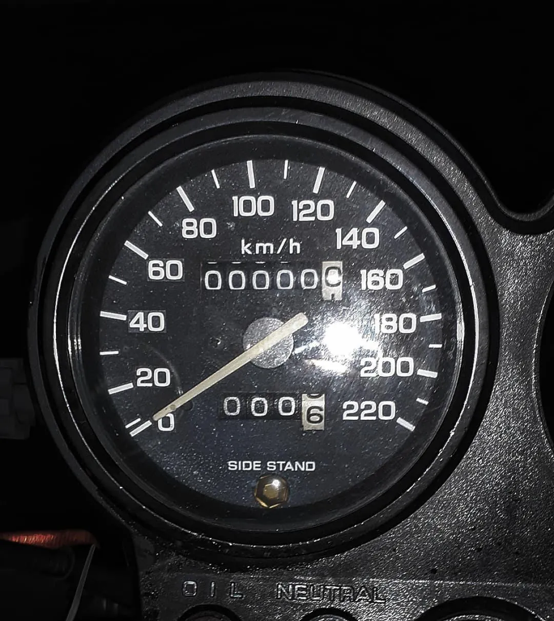 Velocímetro de mota clássica com o conta-quilómetros a zero