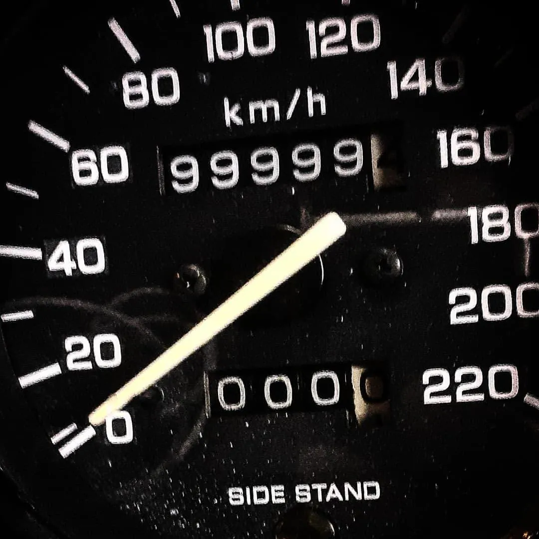 Velocímetro de mota com o conta-quilómetros a 99999