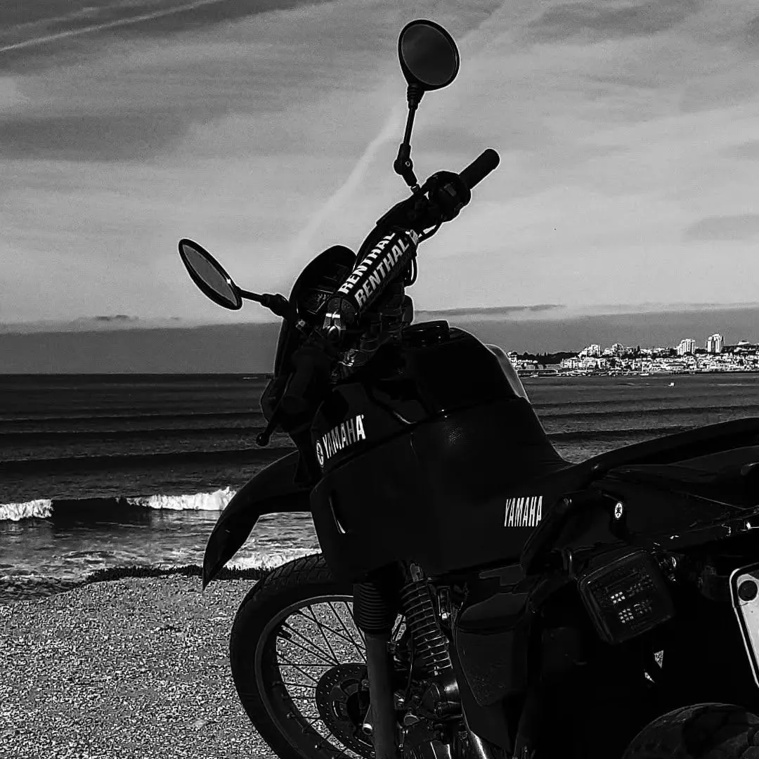 A Yamaha XT 600 do Ruben à beira-mar, a preto e branco