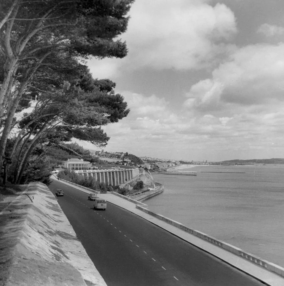 Estrada Marginal junto ao mar