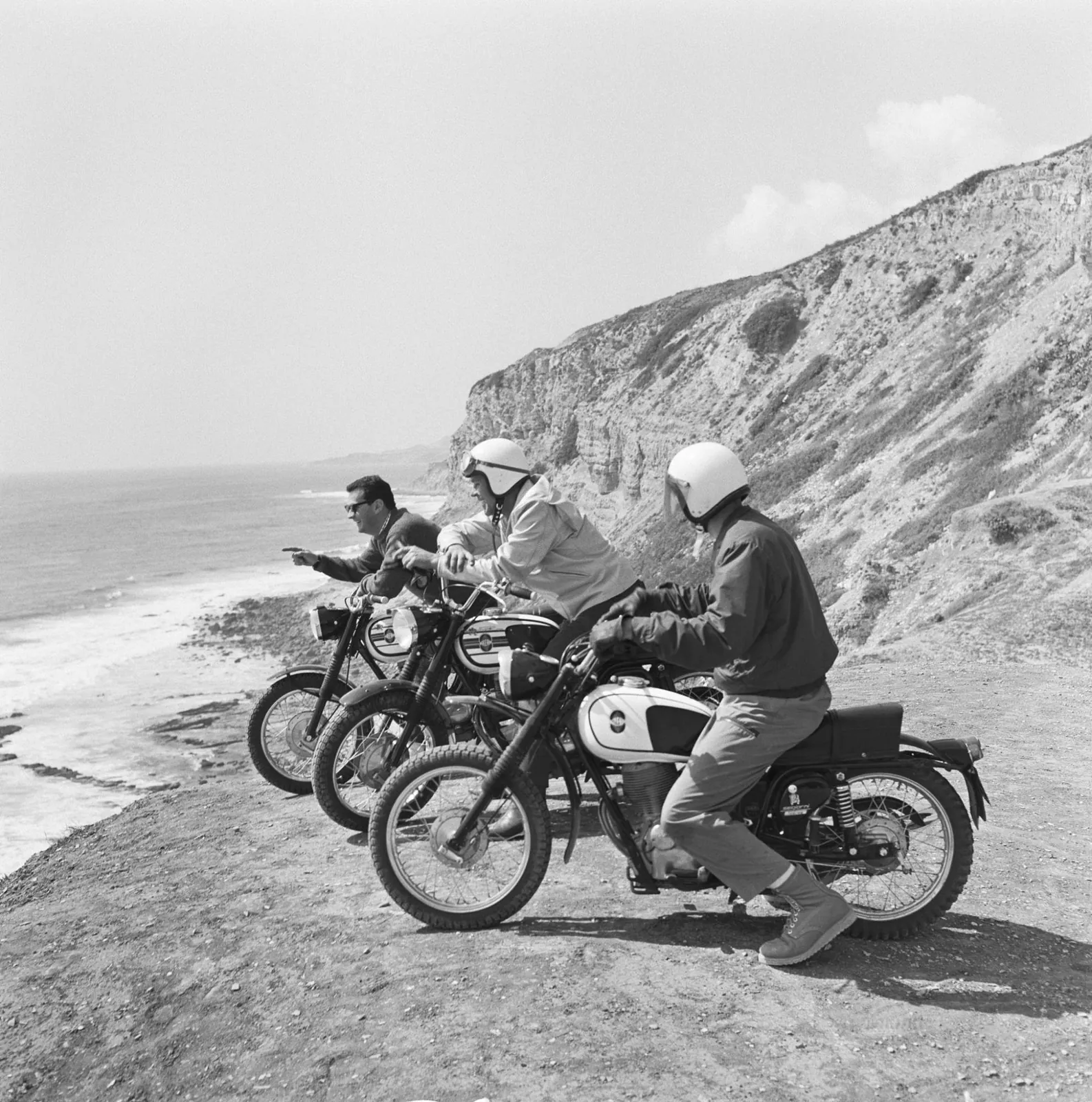 Motards numa arriba junto ao mar