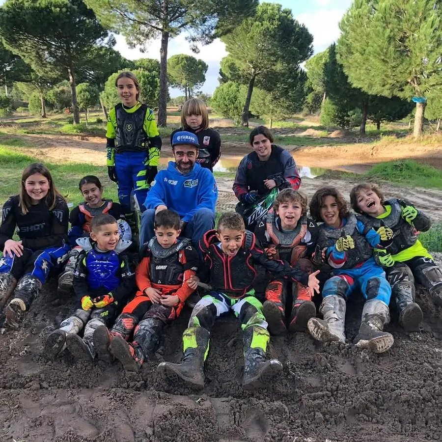 Rodrigo Varela com os alunos da Rova Off-Road School, sentados na terra depois de um treino
