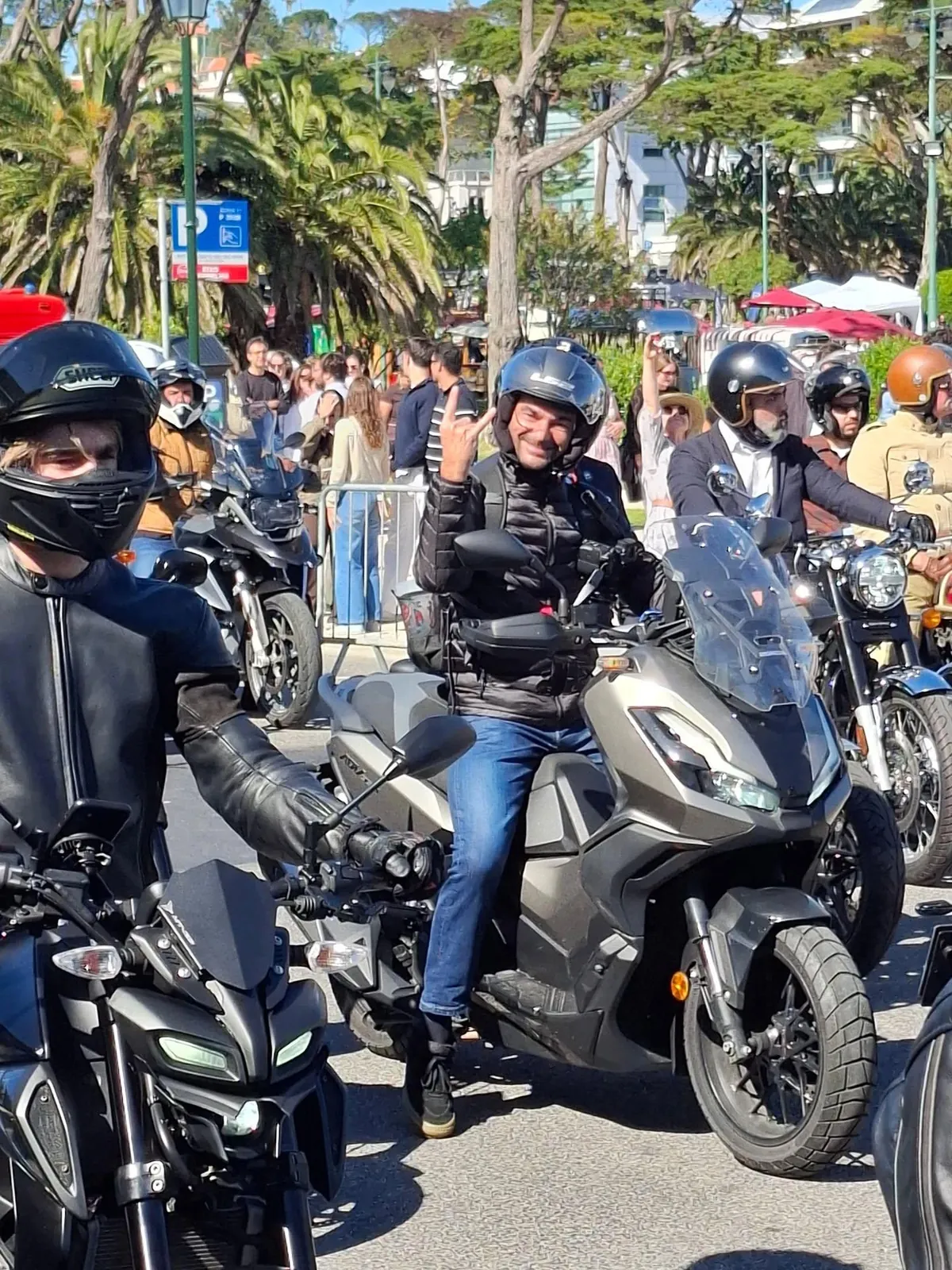 Concentração de motos numa praça
