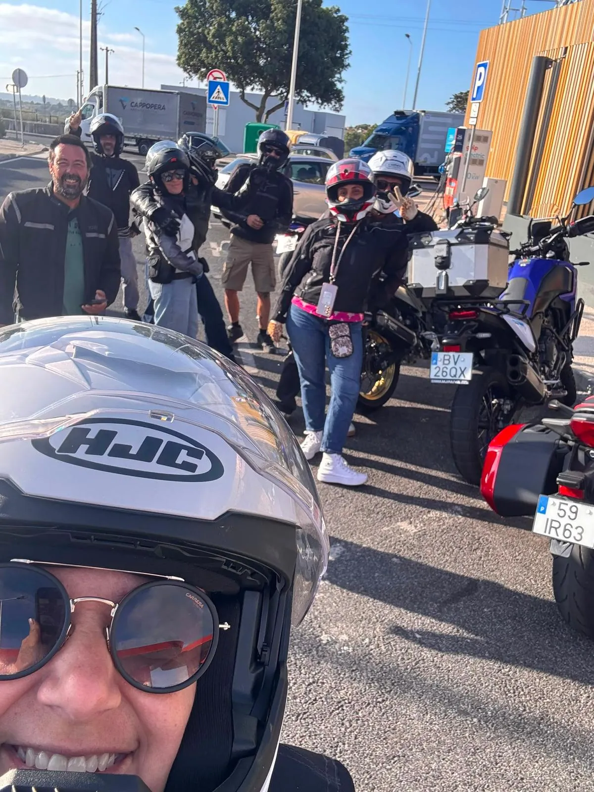 Selfie de grupo numa paragem de viagem