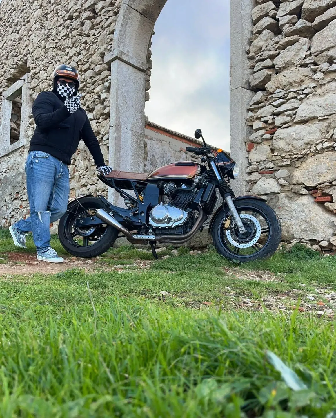 Custom junto a um arco de pedra
