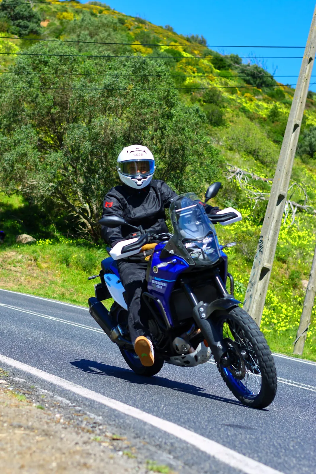 O Rodrigo na Yamaha Ténéré 700, numa curva da estrada da Malveira da Serra